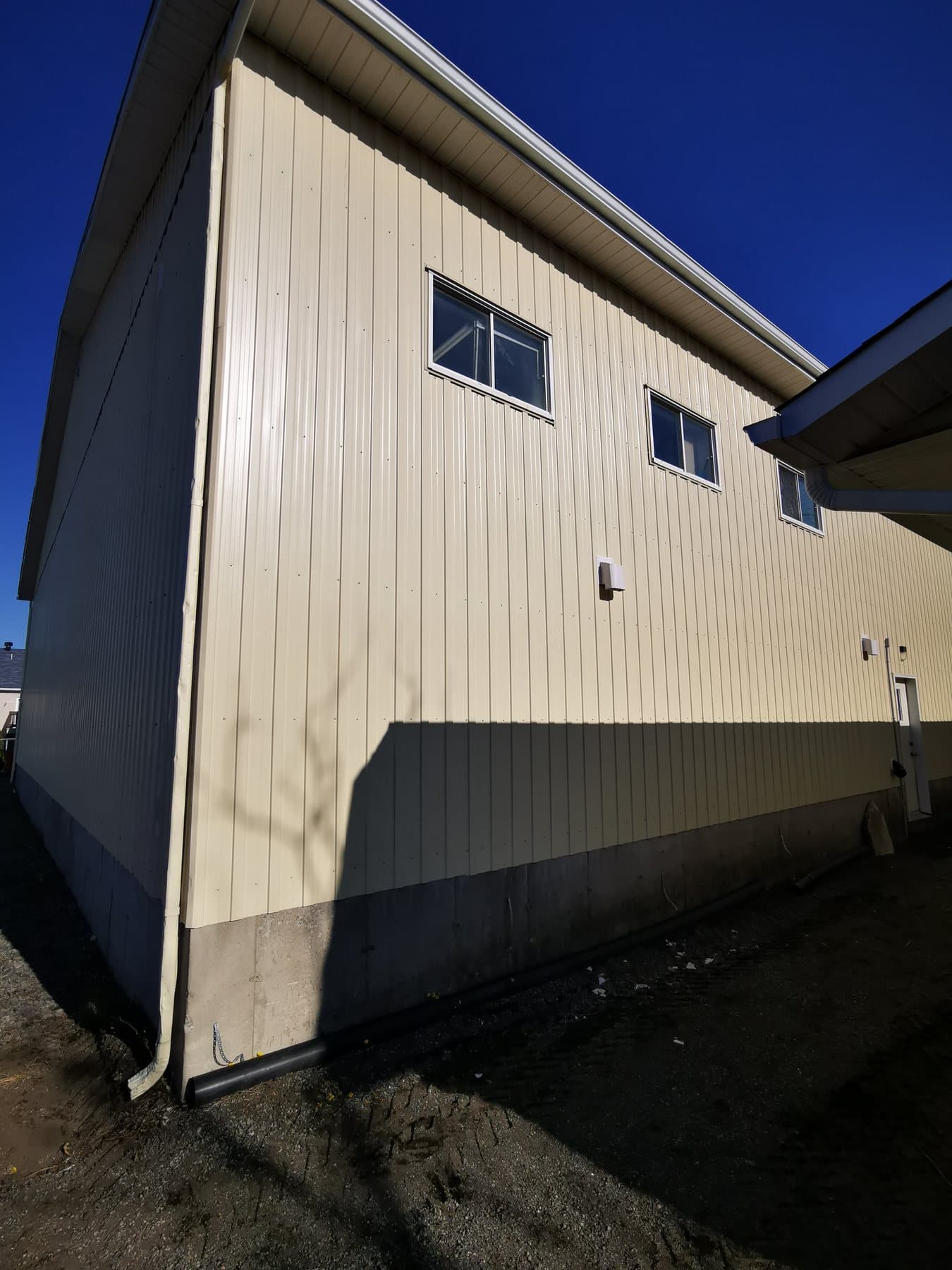 Façade latérale d'un bâtiment commercial revêtue d'acier