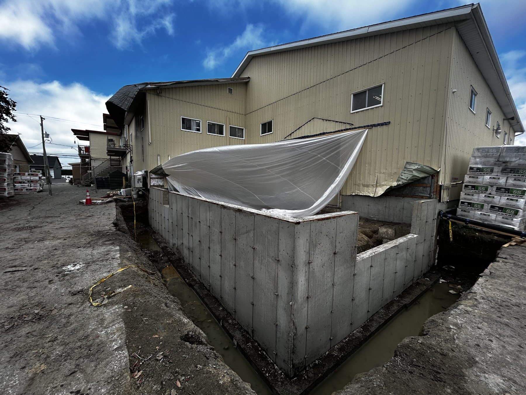 Fondation de béton coulée pour l'agrandissement d'un bâtiment existant