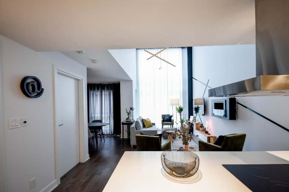Aire ouverte contemporaine avec cuisine, séjour et mezzanine