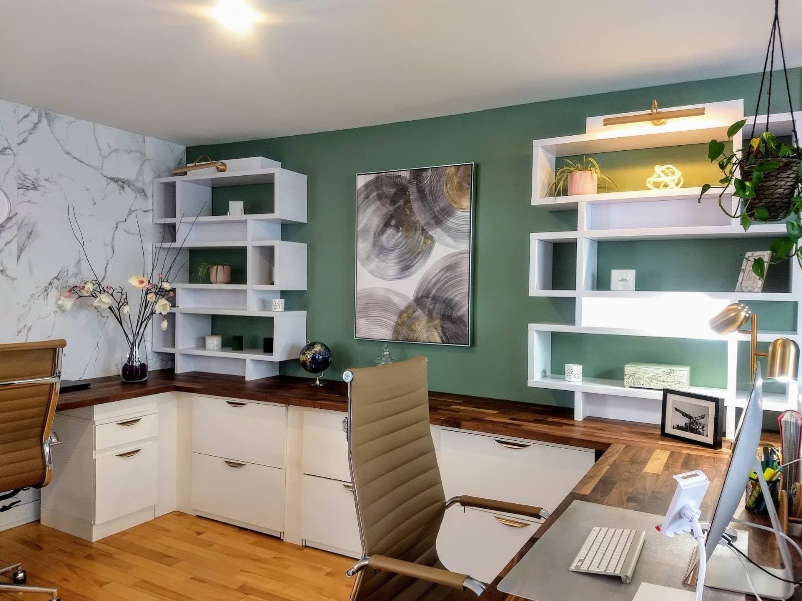 Bureau à domicile avec mobilier intégré et comptoir de bois