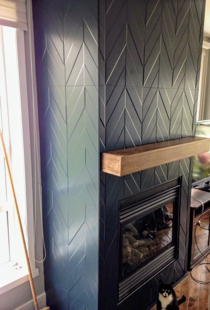 Manteau de foyer à motif chevron et tablette de bois massif
