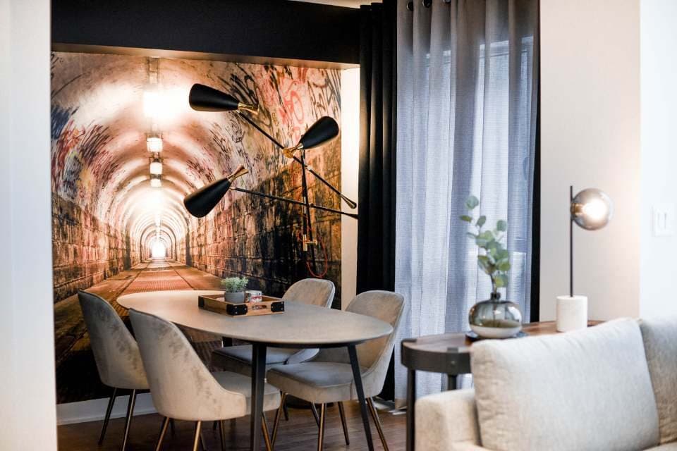 Salle à manger avec mur d'accent et finitions sur mesure