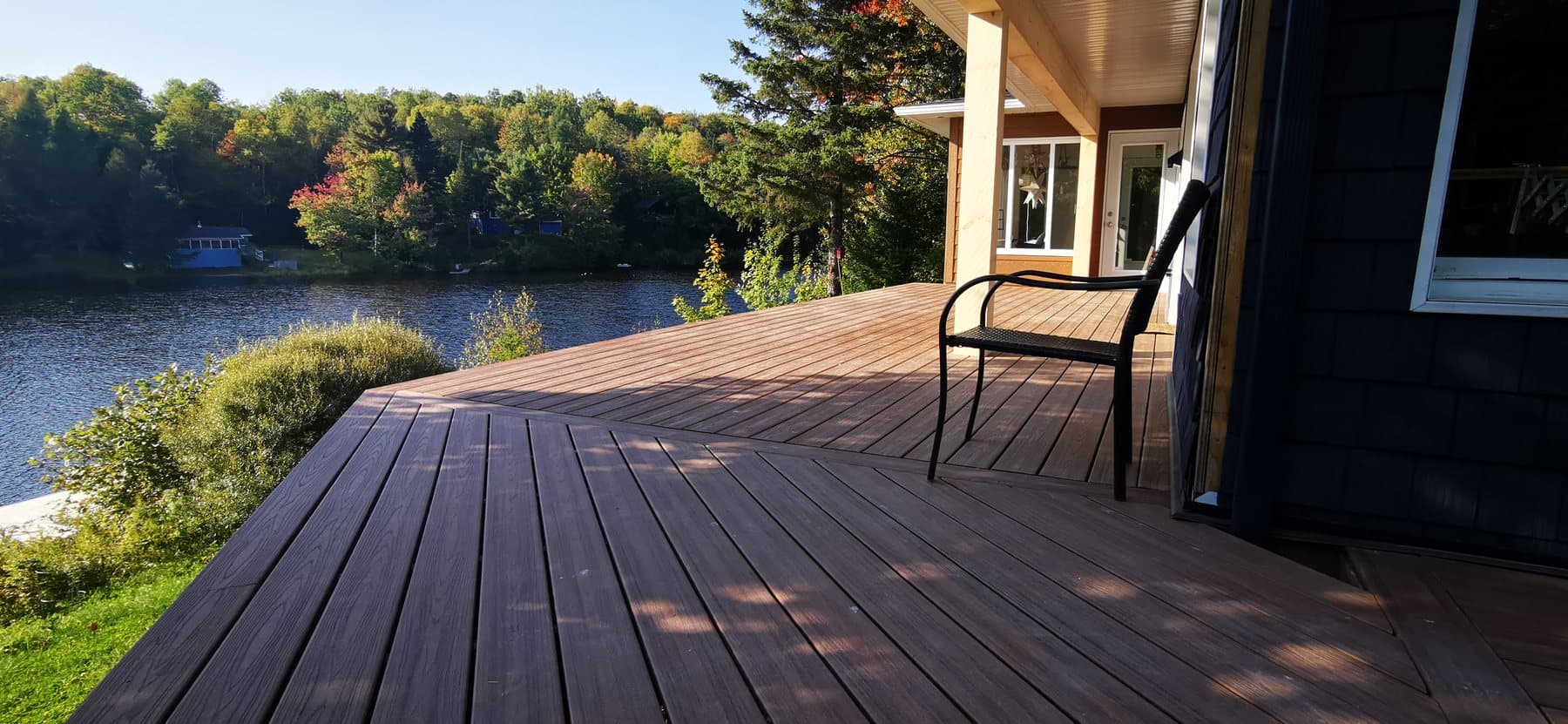 Terrasse de bois neuve avec vue sur le lac