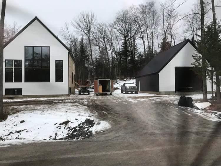 Résidence contemporaine blanche à fenestration noire et garage détaché, Rawdon