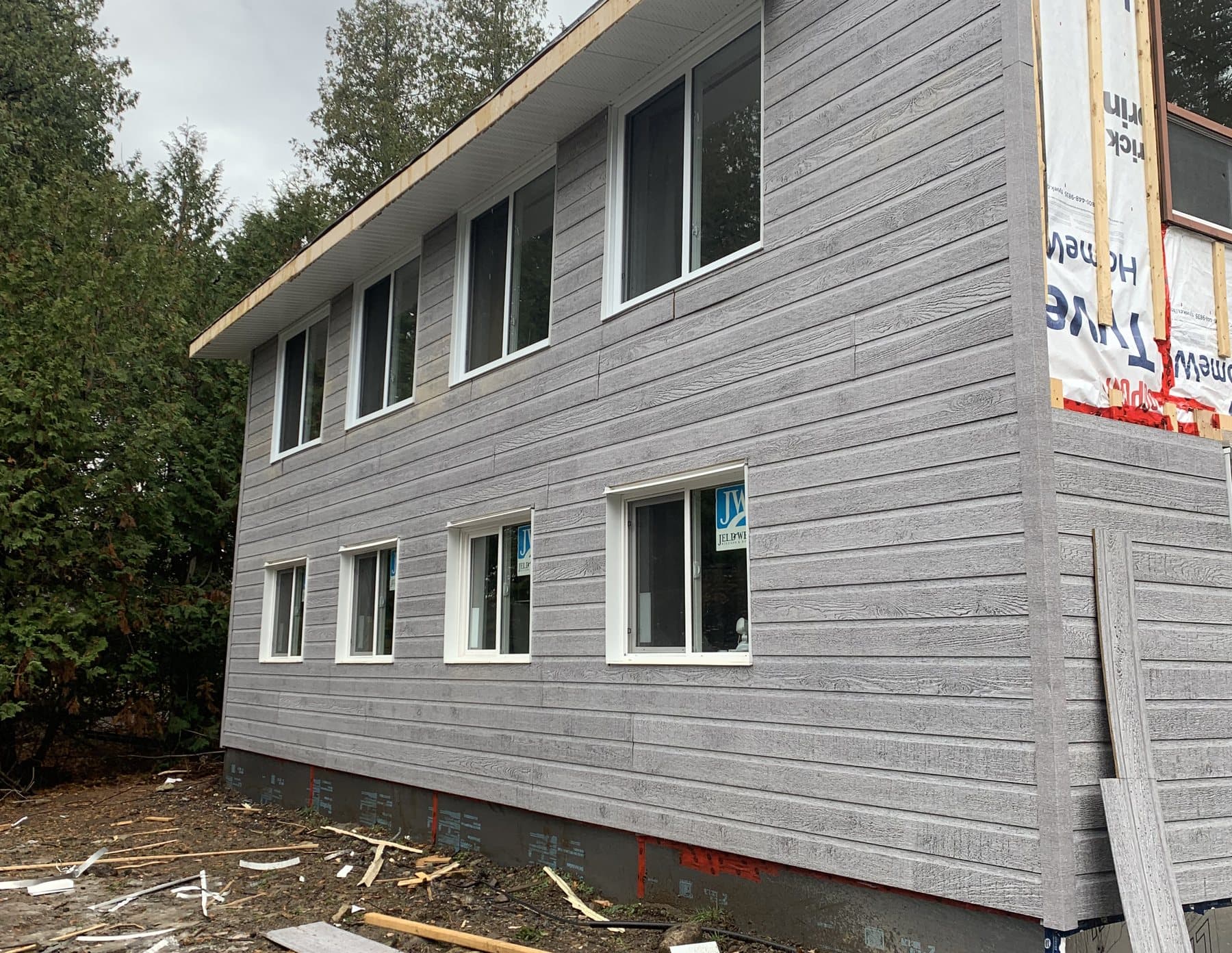Revêtement neuf posé sur une maison dont la structure et la fondation ont été refaites