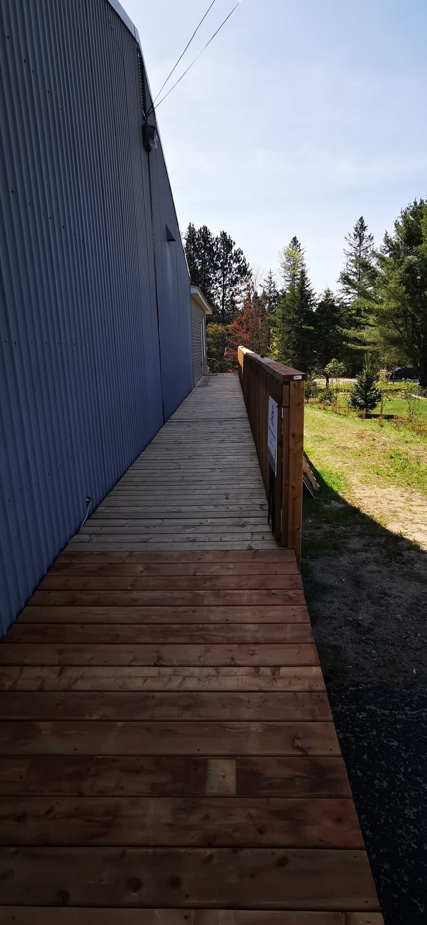 Rampe d'accès en bois le long du bâtiment