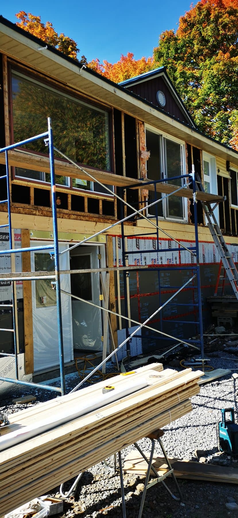 Façade sous échafaudage, enveloppe en cours de réfection