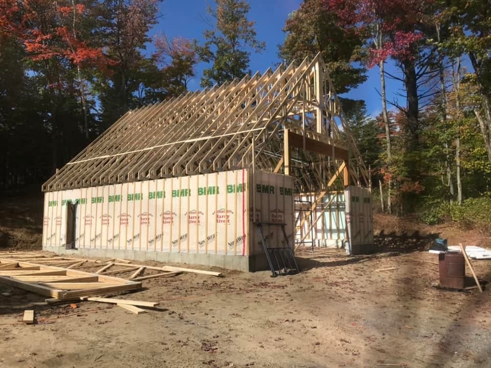 Ossature de bois et fermes de toit en cours d'érection